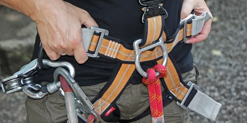 Como colocar o cinto de segurança no trabalho em altura