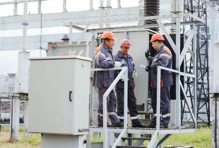 Eletricista em trabalho de altura em poste de rede elétrica