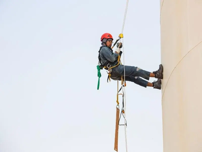 Trabalho em altura com riscos de choque elétrico